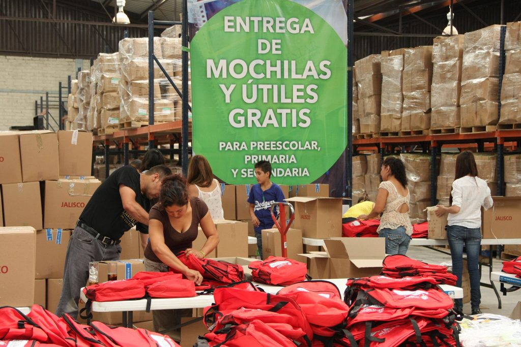 SEDIS firma convenio Mochilas con Útiles en Guadalajara