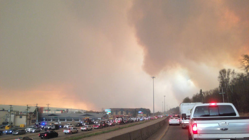 Suman 80 mil evacuados en Canadá por incendios