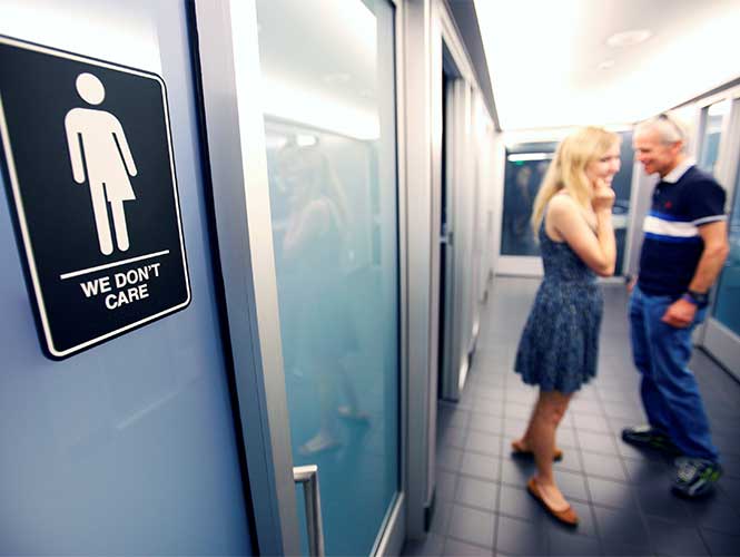 Gobierno de EU lanza guías para uso de baños a estudiantes transgénero