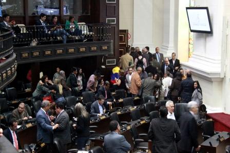 Oposición venezolana orquesta desacato