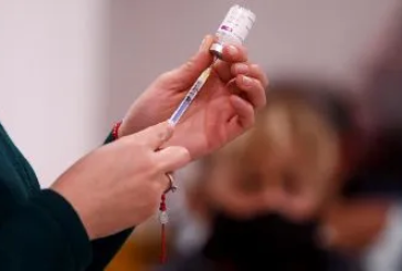 Aplicarían vacuna de refuerzo a maestros en 2022