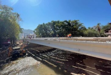 Continúa reconstrucción del puente del río Cuale
